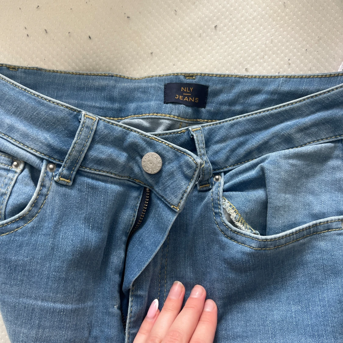 Ljusblåa jeans med slit  - 91