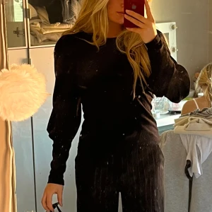 Svart topp med puffärm  - Svart tröja/blus/topp med balongärmar som sedan smalnar av, väldigt lång i ärmarna bra skick