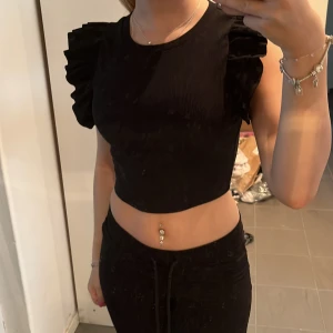 Linne/topp - Jättefint svart linne från Zara. Säljer då det är lite för litet! Helt i nyskick och storlek S.