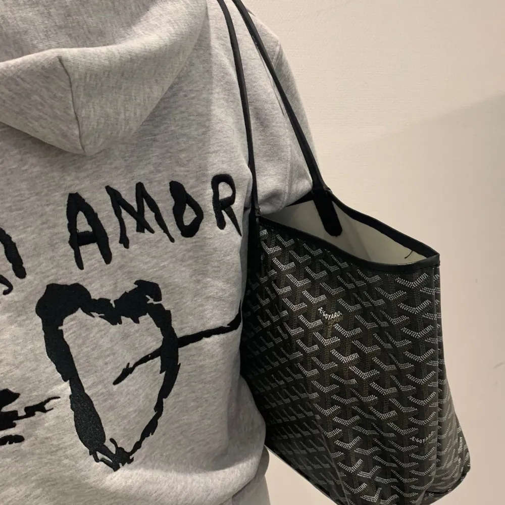 Säljer min mi Amor hoodie, använd 2 gånger. Säljer då den inte riktigt är min stil längre..🩷 den är i nyskick!! Nypris: 1700. Hoodies.