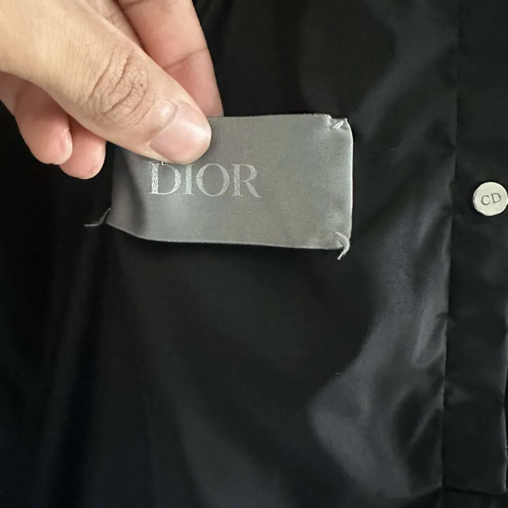 Dior jacka i herr modell, väldigt sparsamt använd och därför i mycket gott skick. Köpt på diors egna hemsida, kvitto finns!. Jackor.