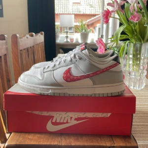 Nike dunk Low retro se lottery  - Har haft dessa skorna i ett tag, de är i bra skick, sköna, stiliga, sko snörena kan behöva bytas. Priset kan diskuteras 