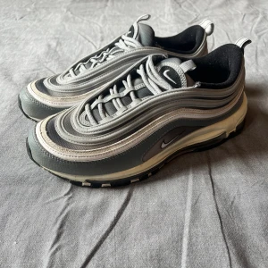 Air max 97 - Ett par air max 97 skor. knappt använda, ca 3-4ggr. Str 42/uk8,5. Inga synliga täcken på användning som inte går att tvätta bort. Skriv för mer information. Priset går att diskuteras.