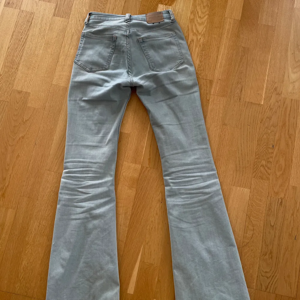 Blåa jeans från Weekday i modellen FLARE, storlek 26/34. Jeans & Byxor.