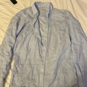 John Henric linneskjorta - Tja! Säljer nu denna snygga linne skjortan från John Henric perfekt inför våren! Nytt skick (använd få gånger) Tveka inte på att höra av er!