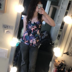 Tröja - En somrig tröja med blommor och blad på, jättebra skick också! 