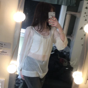 Genomskinlig tröja - En genomskinlig tröja från indiska, utan synliga defekter. Kan nog bli jättefin om man stukar den rätt!