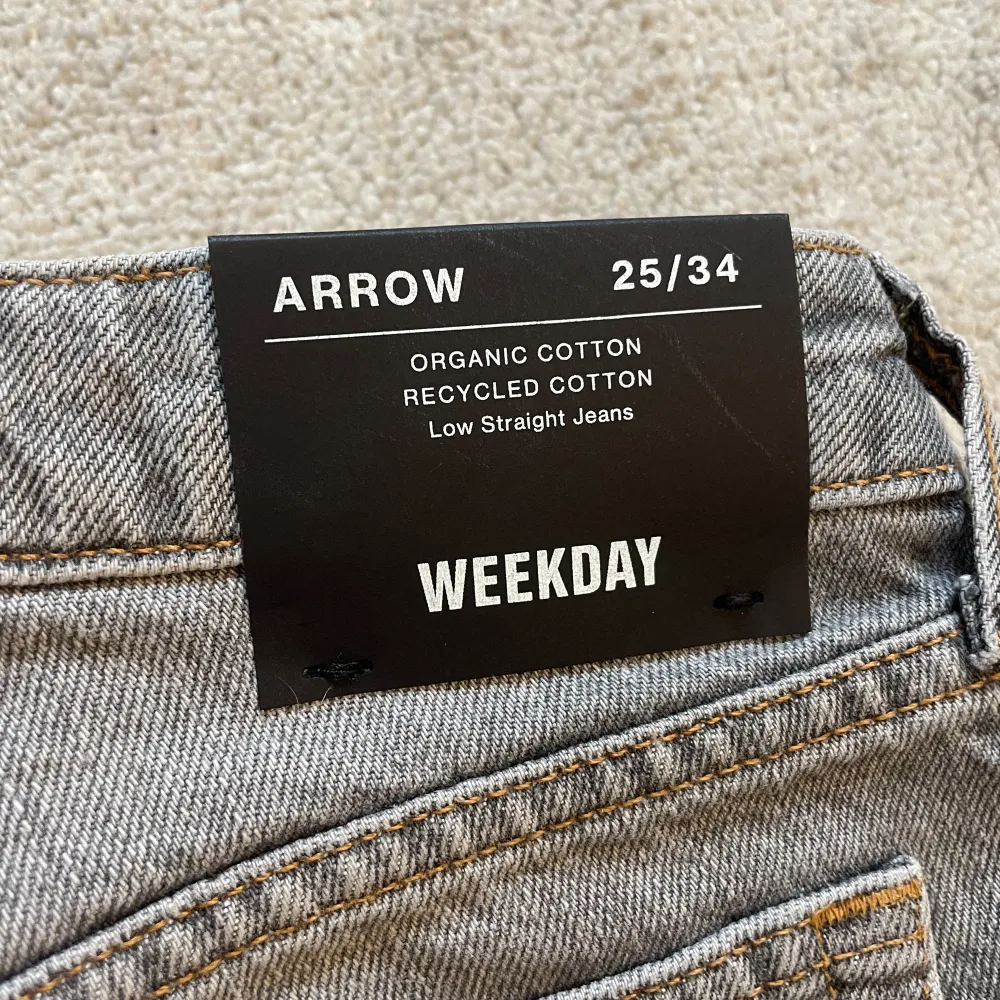 Helt oanvända jeans från Weekday i storlek 25/34. Köparen står för frakten🩶. Jeans & Byxor.