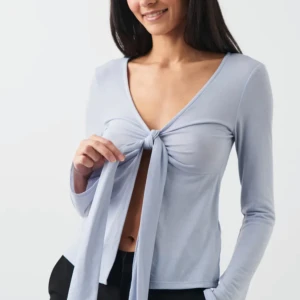 Gina tricot Tie front top - Ljusblå knyt top från Gina tricot som aldrig är använd. Säljer då den var för stor och därför inte har någon användning för den. Köpt för 300kr säljer för 200kr. Kontakta vid intresse💘