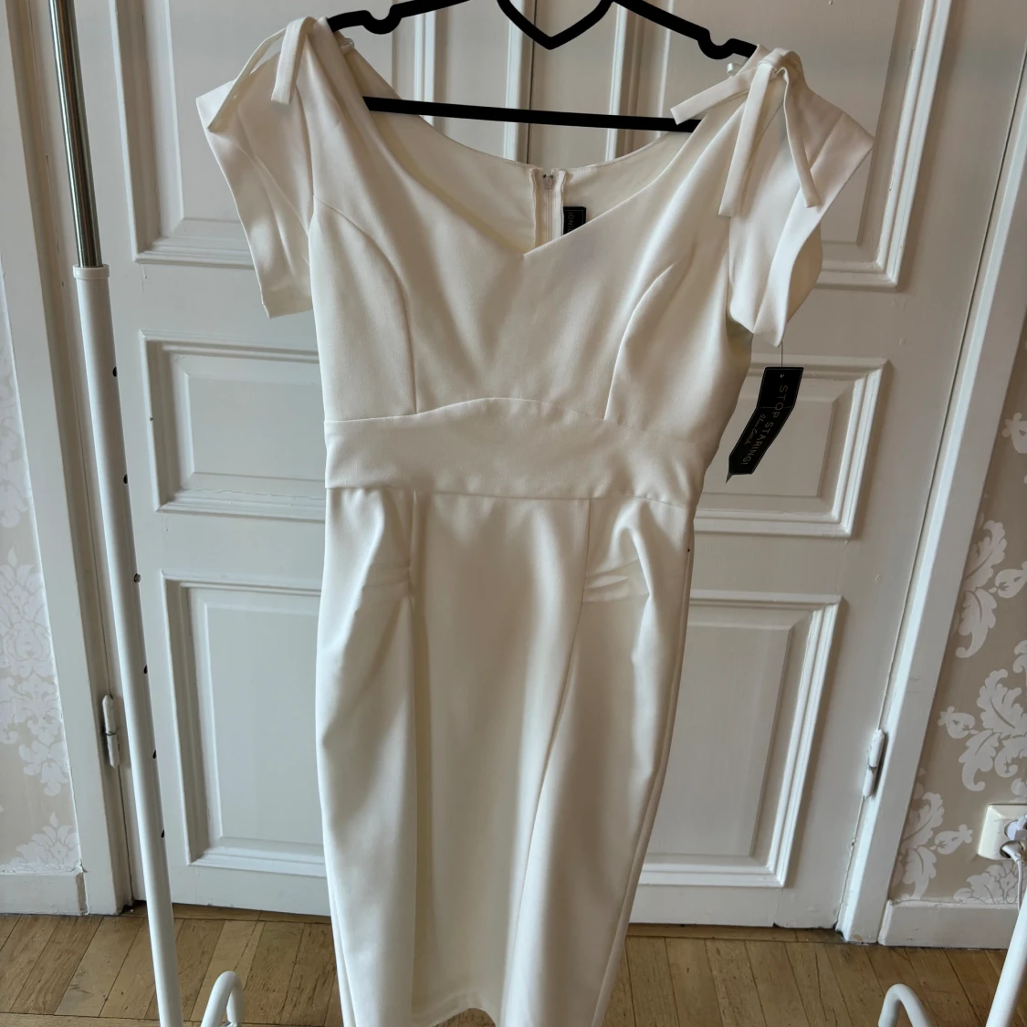 Vit klänning med rosetter, Stop Staring! - 93