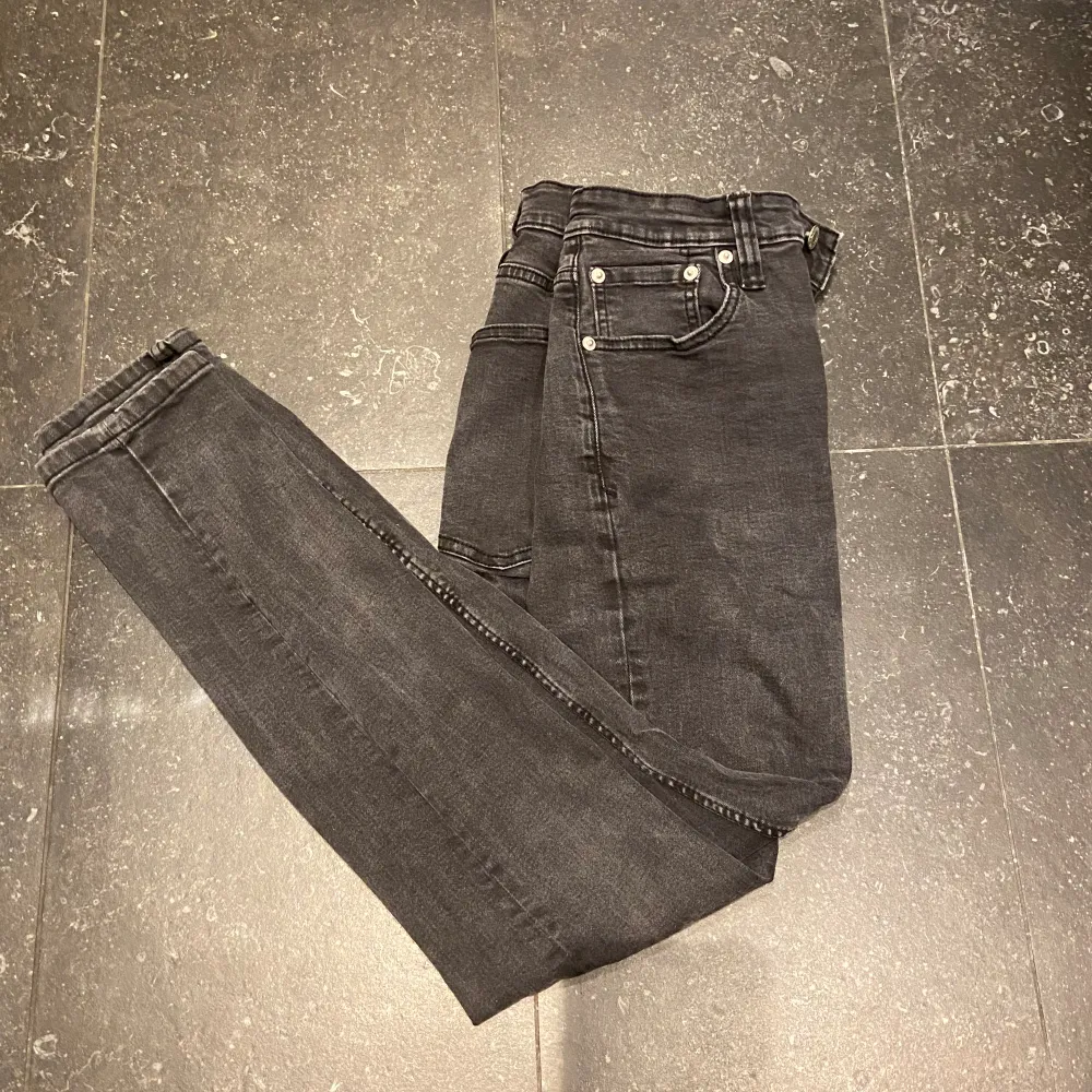 Svarta/gråa jeans från lager 157 i modellen Rocket. Storlek S. Är använda men i mycket fint skick! Hör av er vid frågor!  . Jeans & Byxor.