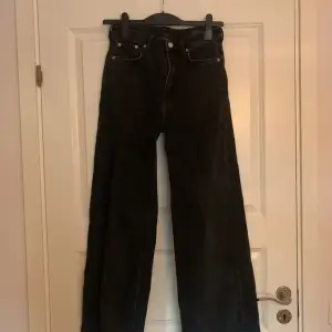 Weekday jeans. Använda ett fåtal gånger. I gott skick. Tveka inte om ni har några frågor.