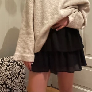 Svart volangkjol  - Söt volangkjol att ha till sommaren🌸🩷