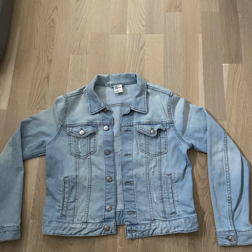 En vårig kort denim jacka. Jackor.