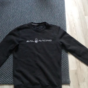 Sail racing sweatshirt - Bra skick använts ett par gånger men fortfarande i bra skick. Mvh Omar