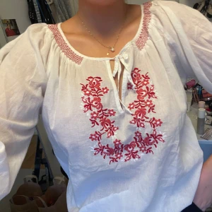 Blus - Jättesöt blus från Åhléns🌺 aldrig använt, köpt för 300 kr säljer för 130 kr+ frakt🌸 ( storlek M men passar både större å mindre )