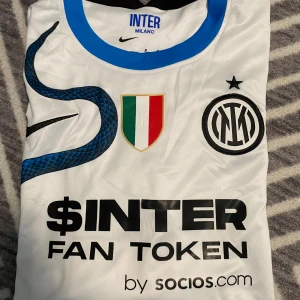 Inter Jersey storlek M - Inter Jersey perfekt nu inför sommaren. Storlek M. Skriv om ni har funderingar. Tar gärna extra bilder.