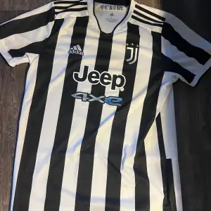 En riktigt fin äkta Juventus tröja  Använd 2/3 gånger Sälja pga håller på United och den är för stor för mig  Prisa kan diskuteras 
