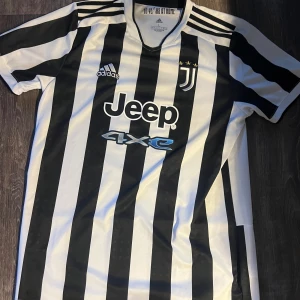 Fotbollströja  - En riktigt fin äkta Juventus tröja  Använd 2/3 gånger Sälja pga håller på United och den är för stor för mig  Prisa kan diskuteras 