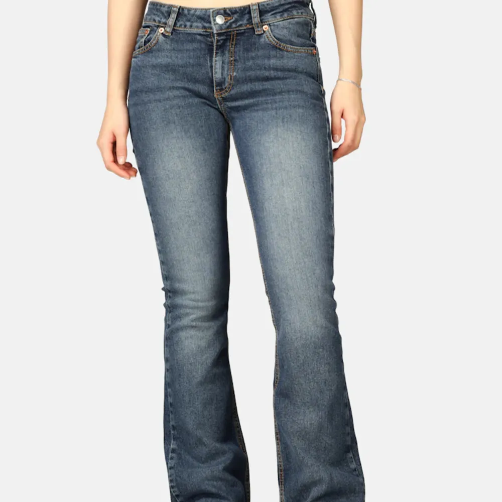 Lågmidjade jeans från junkyard med svin snygg detalj på fickorna🤩 Använda ett fåtal gånger då jag har liknande, köpta för 600 kr säljer för 400 kr (kan diskuteras vid snabb affär)🩷. Jeans & Byxor.