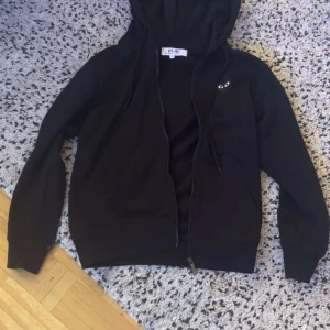 comme des garcons - Använt nu i några månader men inga bieffekter, skick 9/10. Ordinarie pris 2700kr mitt pris 1149kr. Kan gå ner i pris vid snabbaffär