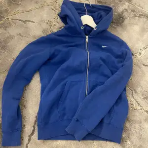 Säljer nu min Nike vintage zip hoodie i en jätte fin blå färg men den kommer inte till användning längre tyvärr, Den har tre små fläckar på sig som inte går bort annars är den i ett fint skick!