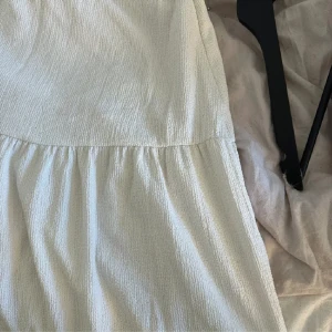 Vit långkjol - Köpt på plick men den var lite för lång så säljer! Går att pruta vid snabb affär!