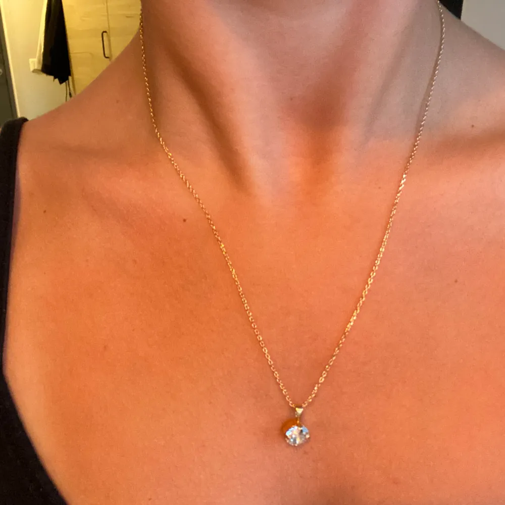 Jättefint helt nytt halsband från Caroline Svedbom i ”guld” med ”diamant”. Kommer inte till användning men sååå fint ❣️.. Accessoarer.