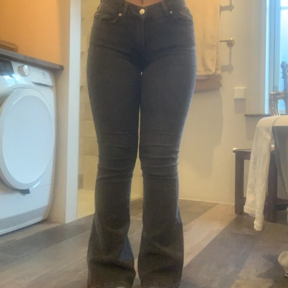 Low tall bootcut jeans från ginatricot. Väldigt casual och snygga men tyvärr lite stora för mig. Storlek 34 och lite långa på mig som är 158. Dom är en mörkgrå färg med inga synliga slitningar eller hål, har endast använt ett par gånger. Nypris 499🫶🏻. Jeans & Byxor.