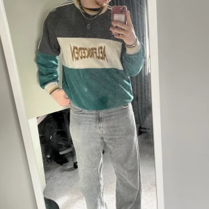 Aelfric eden tröja - En grönvitgrå tröja som är som gott som nytt.