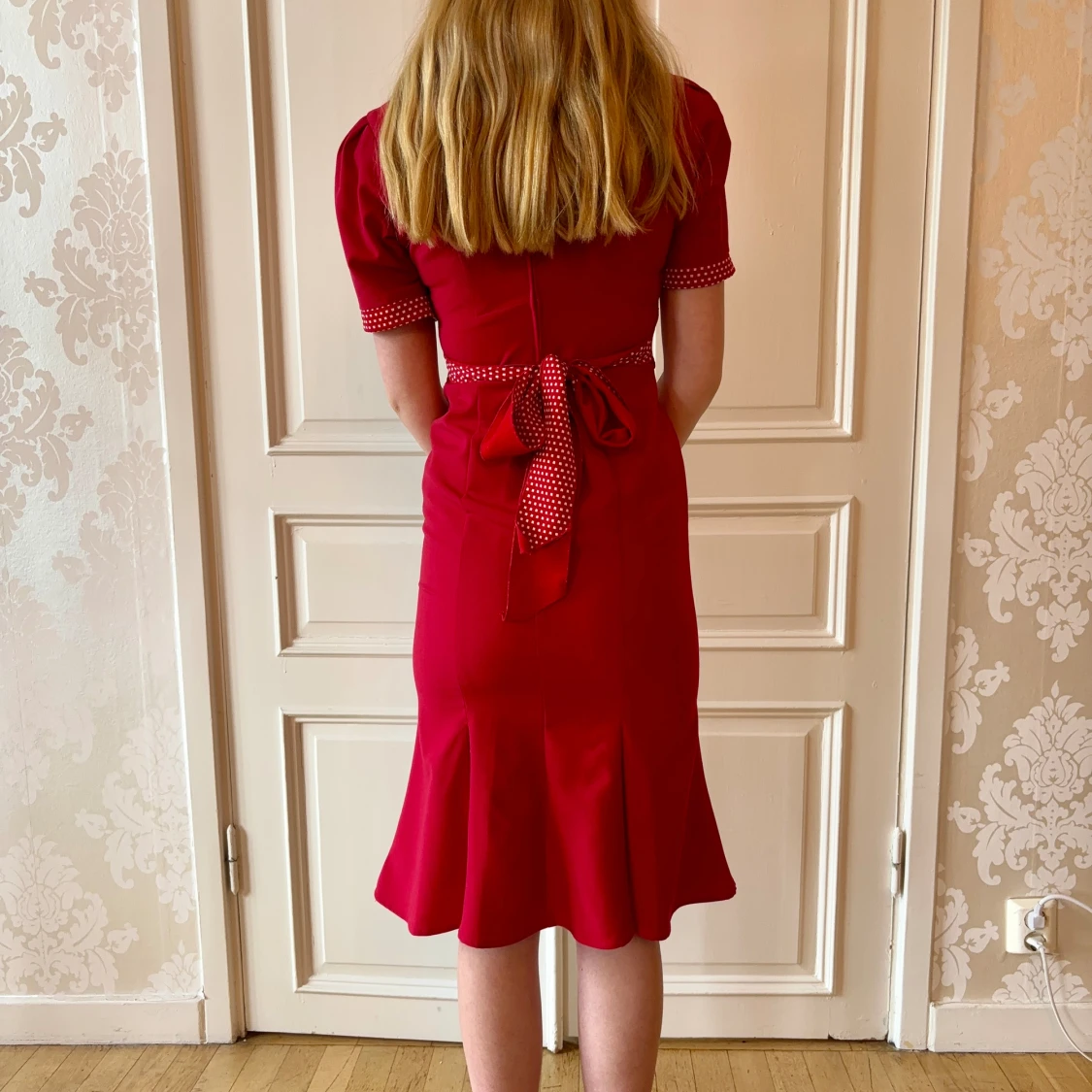 Röd klänning, Stop Staring! - 90