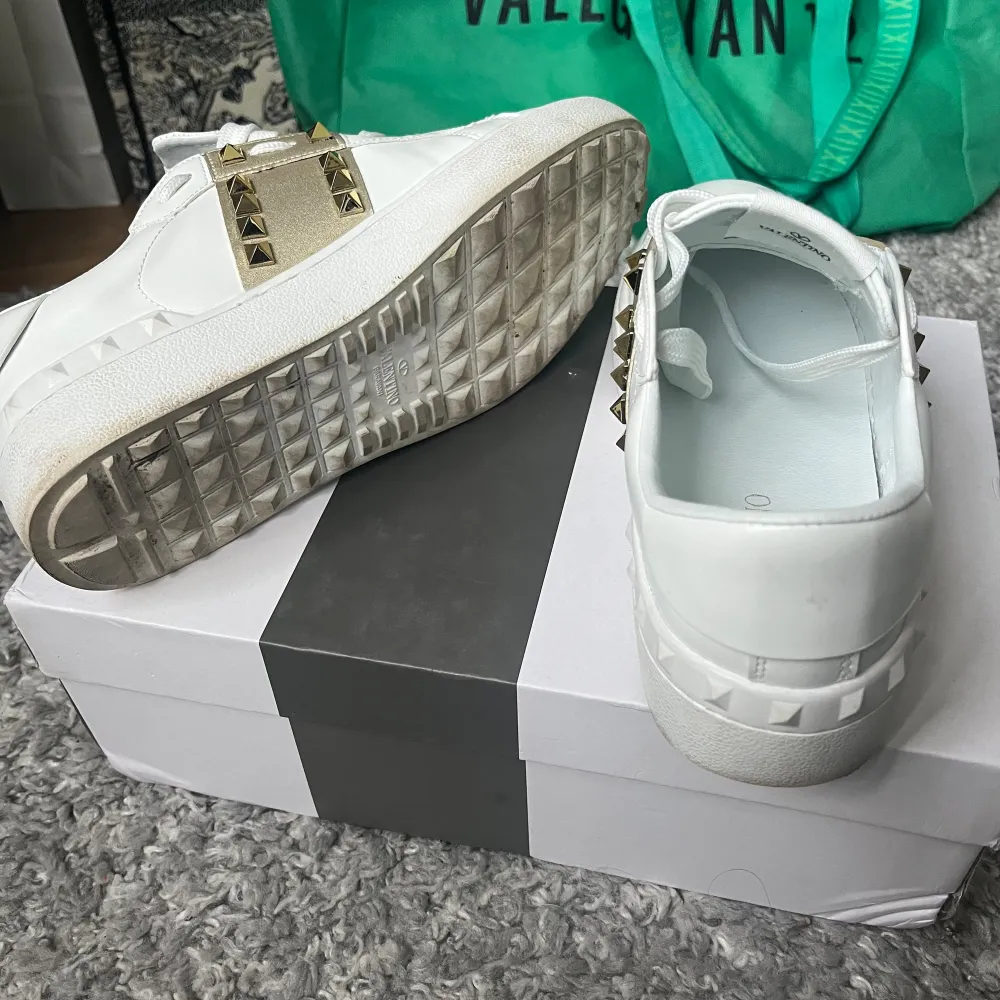 Säljer mina Valentino open sneakers då dem tyärr inte passade. Köpta på plick så kan inte garantera äkthet tyvärr. Stl 37. Ser näst intill oanvända ut. 1300kr+frakt. Skor.