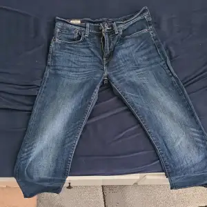 Levis 502 jeans storlek 32/34 i blå färg, för fler bilder eller frågor kan ni skriva till mig. Priset är diskuterbart!