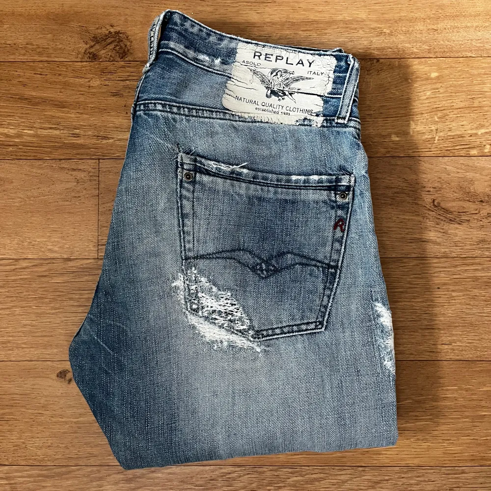 Fräscha Replay jeans för endast 429kr, inte fast. Skicket är bra. Hör av er vid funderingar/ Mvh SecondTreasures 🤩. Jeans & Byxor.