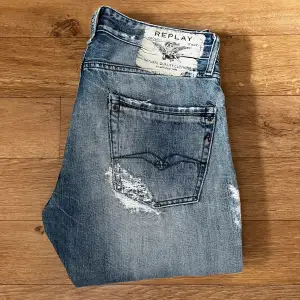Fräscha Replay jeans för endast 629kr, inte fast. Skicket är bra. Hör av er vid funderingar/ Mvh SecondTreasures 🤩