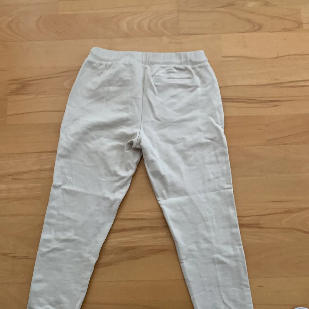 Calvin klein byxor i storlek M Oanvända. Farkut & Housut.