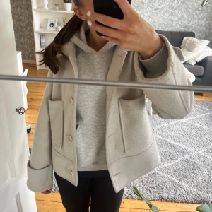Kappa - Ljus beige/vit kappa från Kappahl.💓 (första bilden) Köpt förra året.  Storlek xs