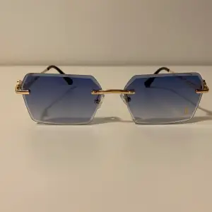 Nästan 1:1 helt nya Cartier solglasögon, hög kvalite och aldrig använta. Kan fraktas