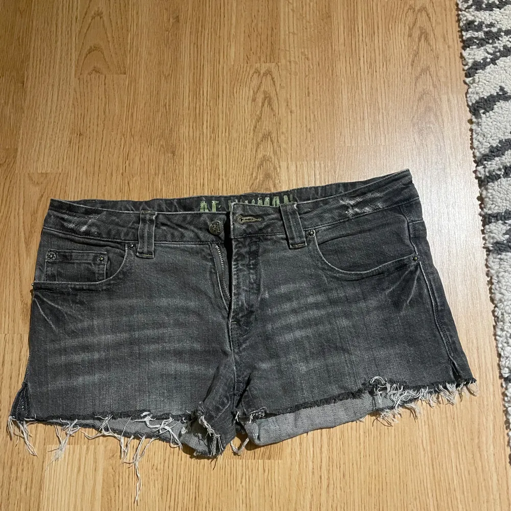 Gråa lågmidjade jeansshorts  Knappen sitter lite löst (bild 2)  . Shorts.