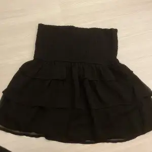 Trendig volang kjol ifrån BikBok. Används 1 gång‼️ Nypris ca 300kr. Kommer aldrig till användning då jag enbart köpte den för ett specifikt tillfälle. Kontakta för ytterligare information