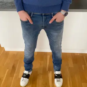 Riktgt snygga replay jeans, fin färg och bra passform. 32/32 anbass. Kontakta för fler frågor eller funderingar.