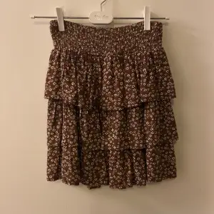 Så fin kjol från Lindex! Den är töjbar i midjan så passar nog xxs-m💘