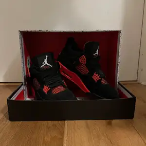Hej säljer ett par 1:1 J4 Red thunders som endast är använda ett par gånger, inget fel på skorna utan säljes då de inte längre kommer till användning. Original låda medföljer. Kontakta gärna vid frågor eller fler bilder:)