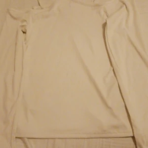 Vit atraktiv tröja  - För ungdom som gillar att vara ite under somaren och få blikar på sig 