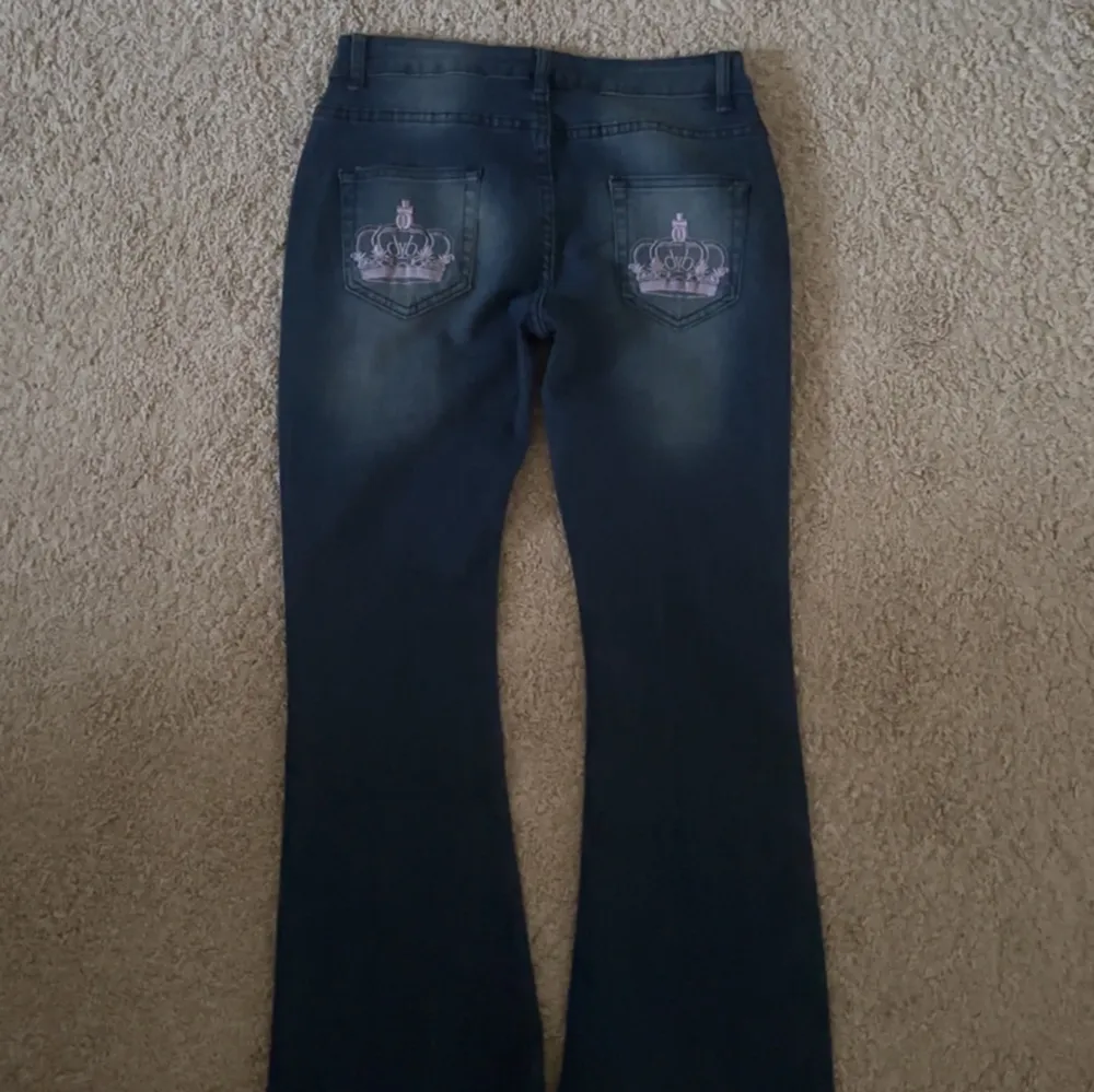 Jättefina Lågmidjade bootcut jeans som liknar från Victoria Beckham. Helt nya men de passade inte mig, passar någon som är 165cm. Kontakta via intresse eller köp 😋. Jeans & Byxor.