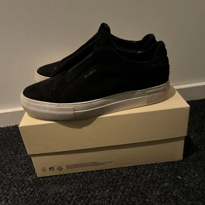 Axel arigato skor - Säljer dessa riktigt snygga Axel arigato skorna. I bra skick. Säljer dom då dom har blivit för små för mig. Vid fler frågor är det bara att höra av dig. Vid snabb affär kan priset diskuteras. 