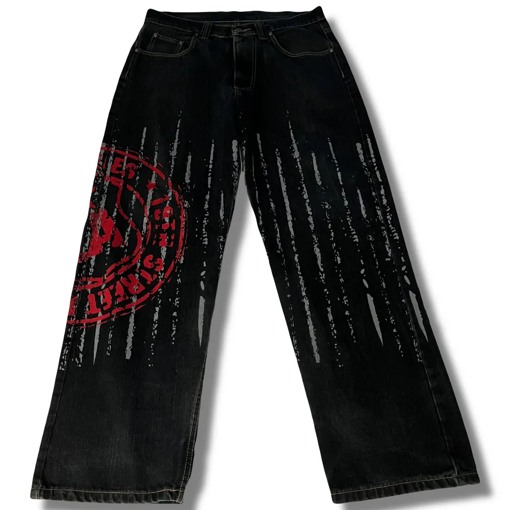 Ett par snygga baggy jeans som inte kommer till användning. Inga defekter. Skriv om du har några funderingar!. Jeans & Byxor.