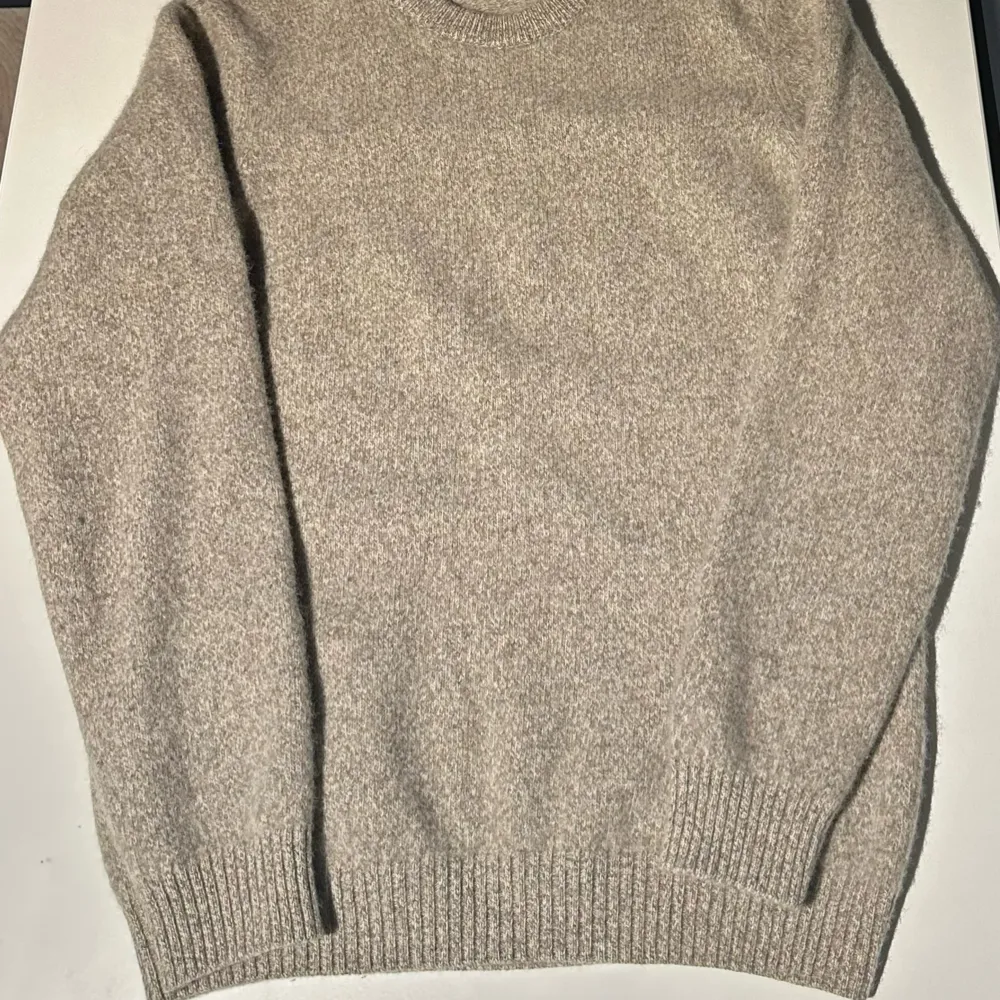 En beige tröja i cashmere,  Nypris : 850kr Mitt pris : 300kr Tröjan är storlek M men är väldigt liten för M så skulle säga att den är S. Annars är tröjan i väldigt bra skick.  💂🏽. Tröjor & Koftor.