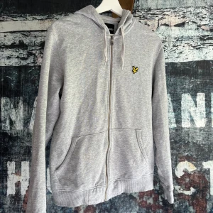 Lyle & scott zip - Tjena säljer nu denna feta tröja! Inga defekter! Skick 9/10. Hör gärna av dig vid frågor eller funderingar!