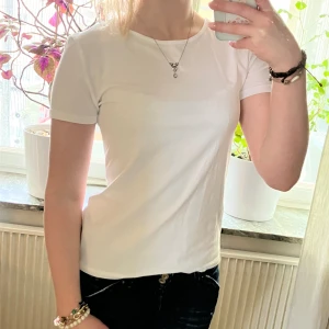 Änkel vit T-shirt som passar med allt  - Vit T-shirt i small. Den är som ny, utan revor eller fläckar, väldigt stretchig och i 95% bomull. 